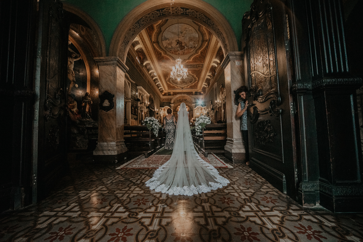casamento catolico em santos na igreja santo antonio do valongo cerimonia classica noiva com matilha de quarto metros 