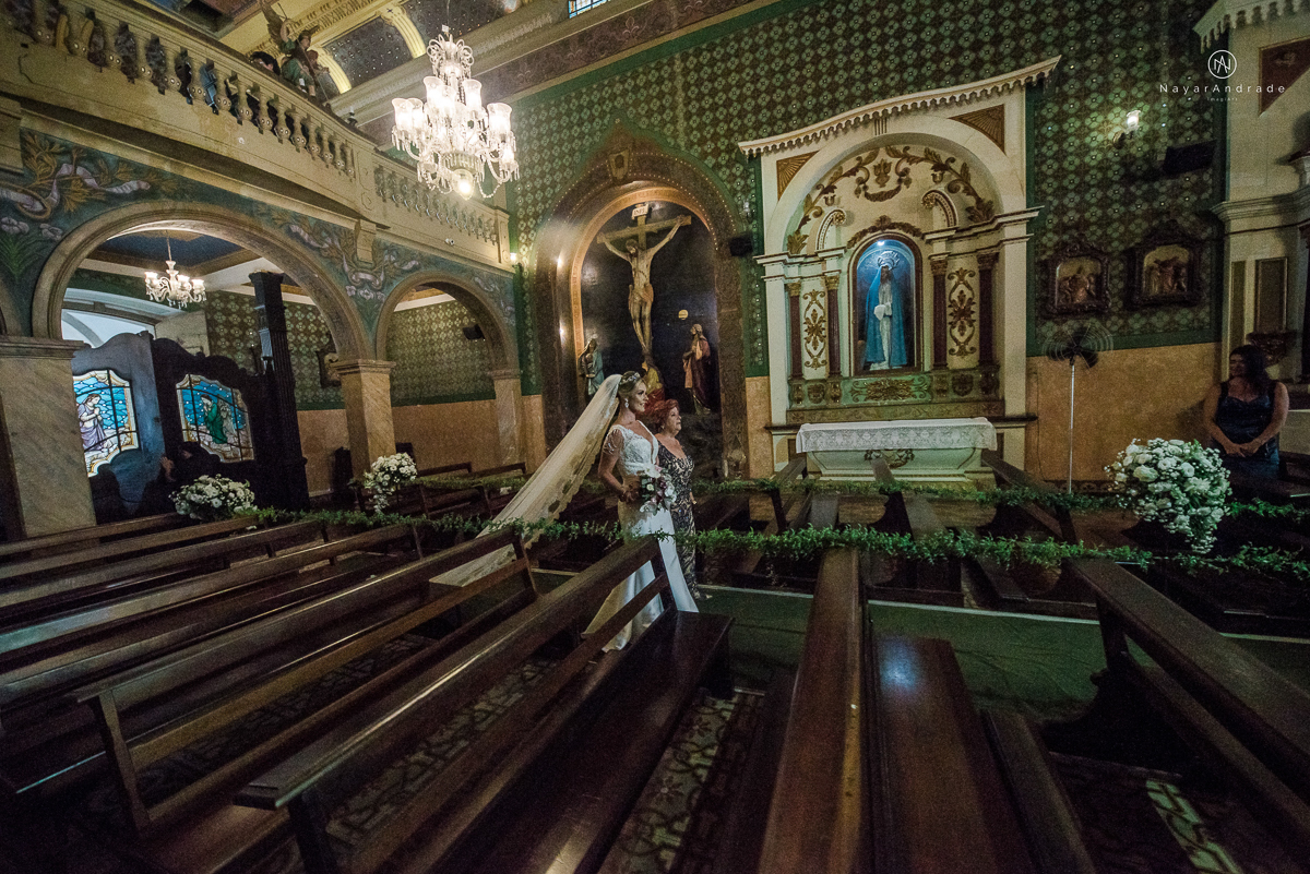 casamento catolico em santos na igreja santo antonio do valongo cerimonia classica noiva com matilha de quarto metros 