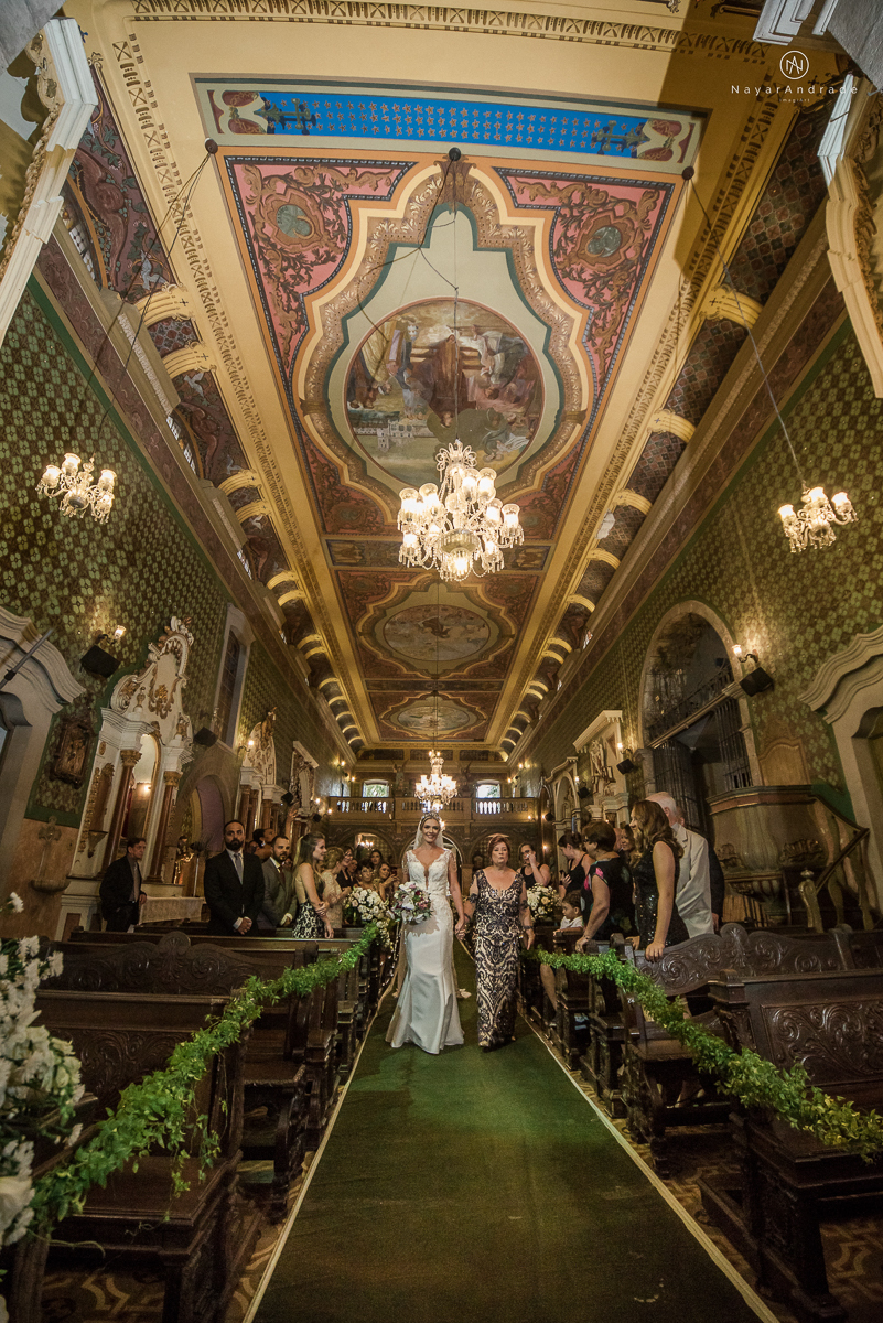 casamento catolico em santos na igreja santo antonio do valongo cerimonia classica noiva com matilha de quarto metros 