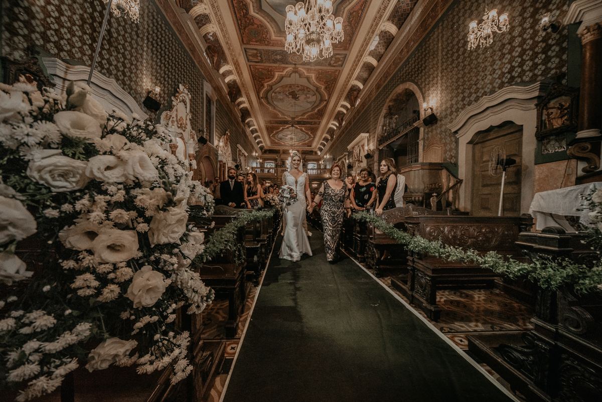 casamento catolico em santos na igreja santo antonio do valongo cerimonia classica noiva com matilha de quarto metros 