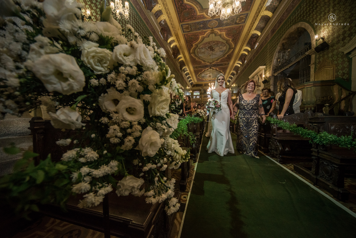casamento catolico em santos na igreja santo antonio do valongo cerimonia classica noiva com matilha de quarto metros 