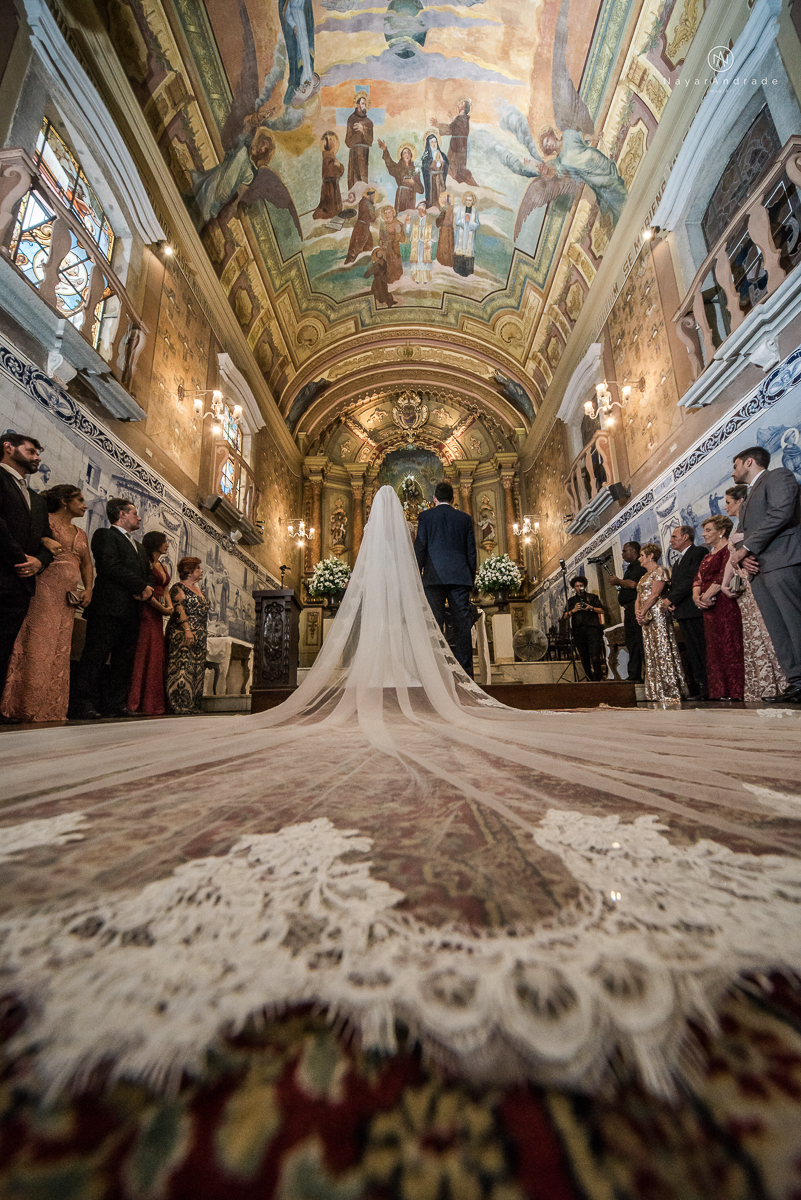 casamento catolico em santos na igreja santo antonio do valongo cerimonia classica noiva com matilha de quarto metros 