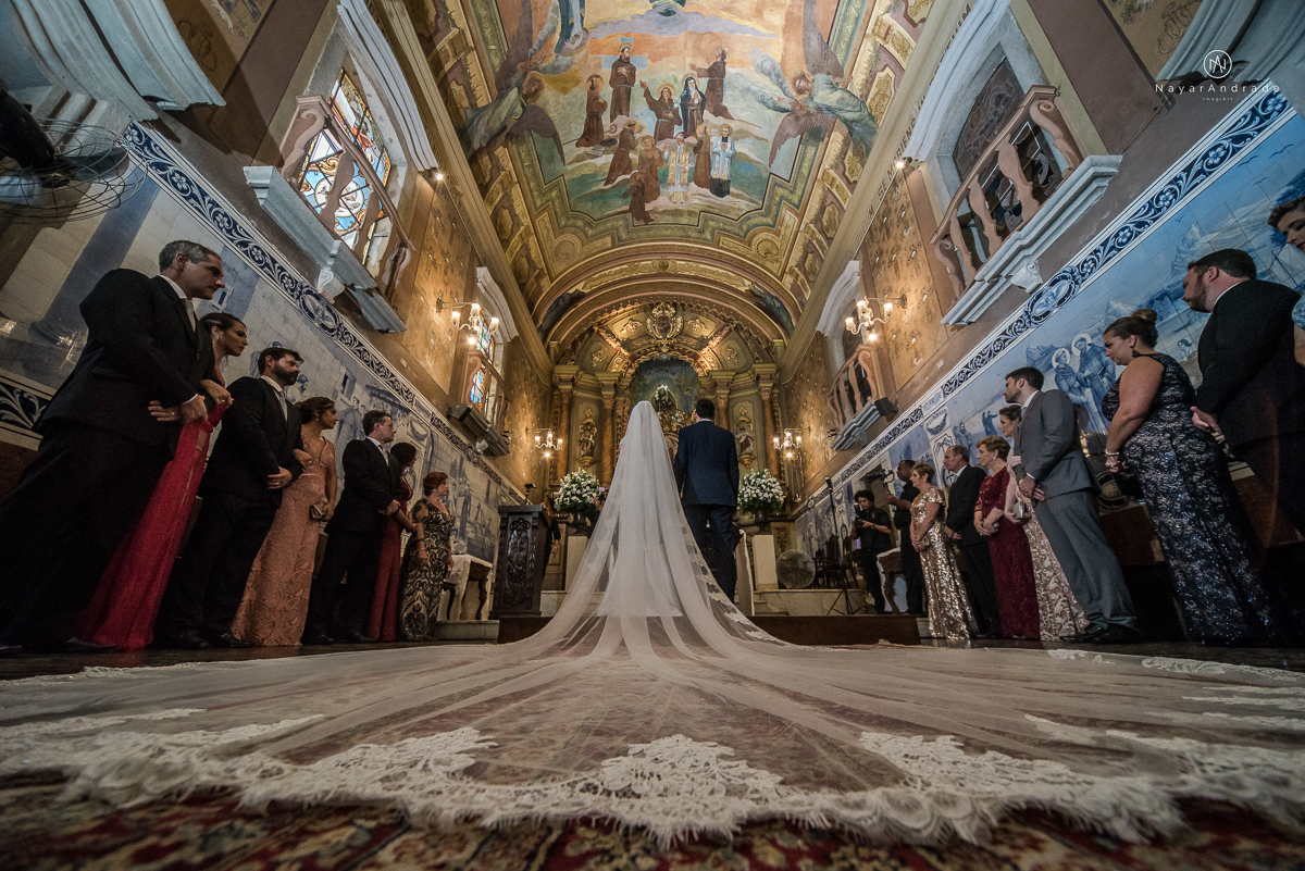 casamento catolico em santos na igreja santo antonio do valongo cerimonia classica noiva com matilha de quarto metros 