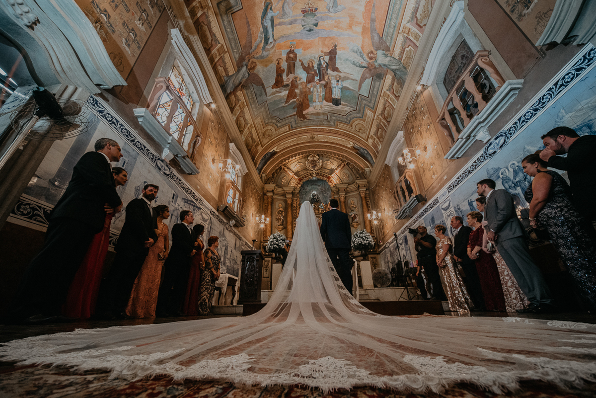 casamento catolico em santos na igreja santo antonio do valongo cerimonia classica noiva com matilha de quarto metros 