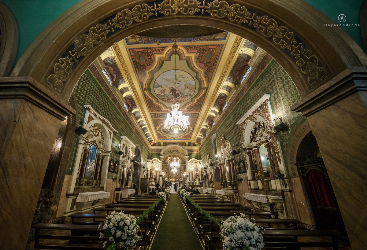 casamento catolico em santos na igreja santo antonio do valongo cerimonia classica noiva com matilha de quarto metros 