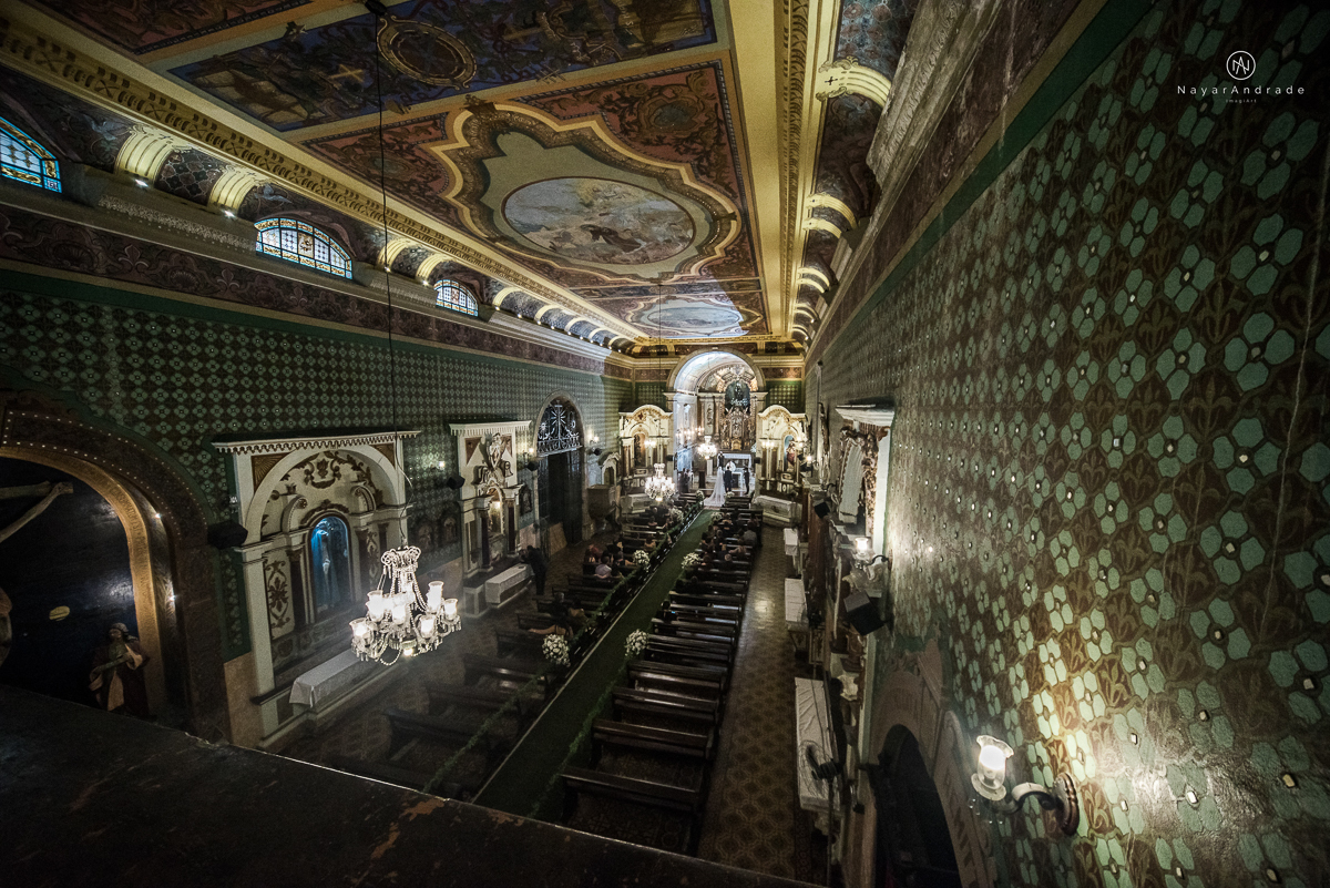casamento catolico em santos na igreja santo antonio do valongo cerimonia classica noiva com matilha de quarto metros 