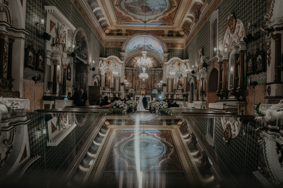 casamento catolico em santos na igreja santo antonio do valongo cerimonia classica noiva com matilha de quarto metros 