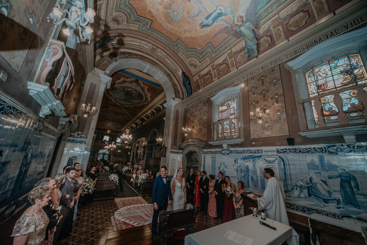 casamento catolico em santos na igreja santo antonio do valongo cerimonia classica noiva com matilha de quarto metros 