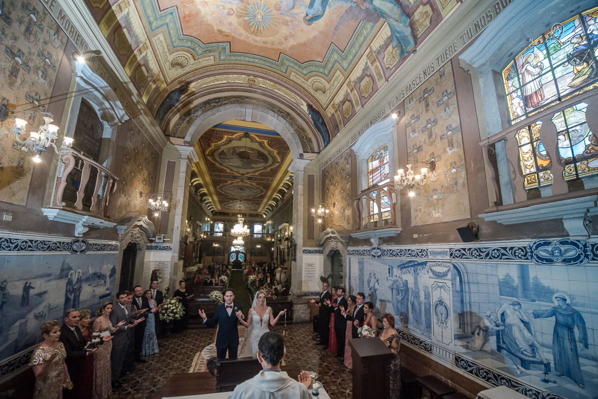casamento catolico em santos na igreja santo antonio do valongo cerimonia classica noiva com matilha de quarto metros 