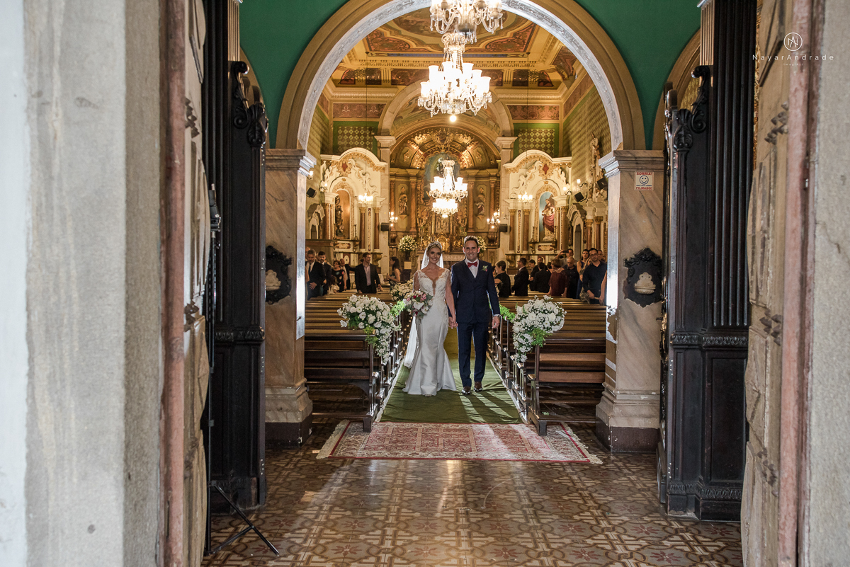 casamento catolico em santos na igreja santo antonio do valongo cerimonia classica noiva com matilha de quarto metros 