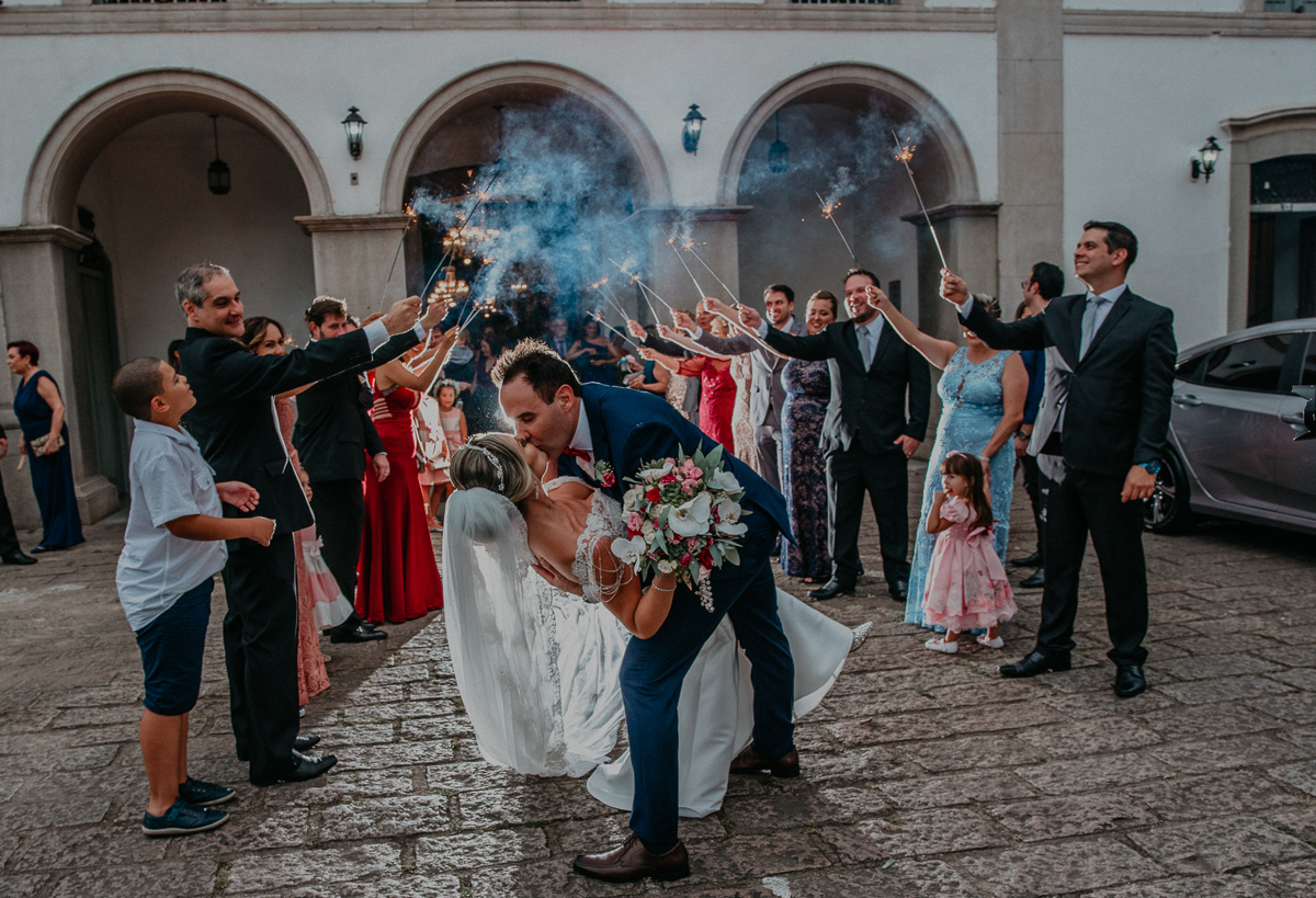 casamento catolico em santos na igreja santo antonio do valongo cerimonia classica noiva com matilha de quarto metros 