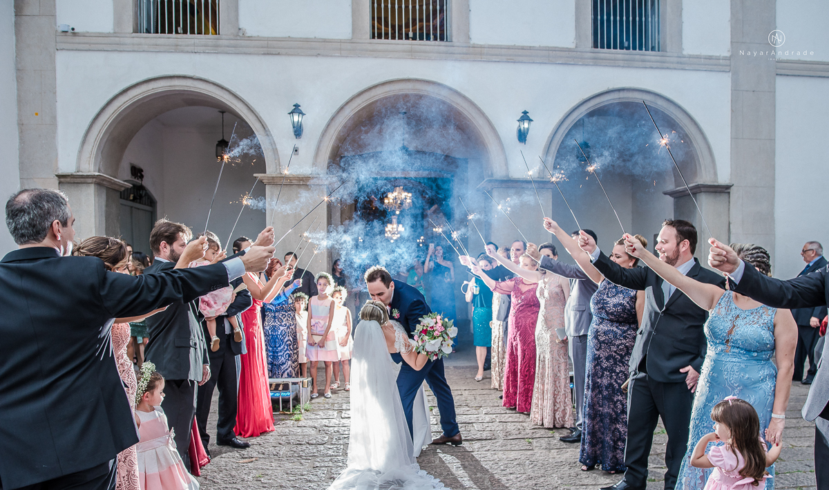 casamento catolico em santos na igreja santo antonio do valongo cerimonia classica noiva com matilha de quarto metros 