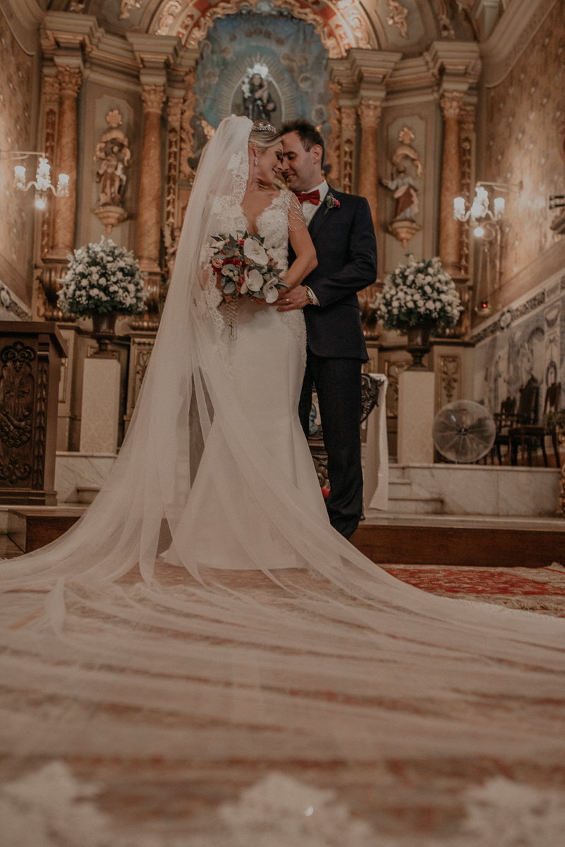 casamento catolico em santos na igreja santo antonio do valongo cerimonia classica noiva com matilha de quarto metros 