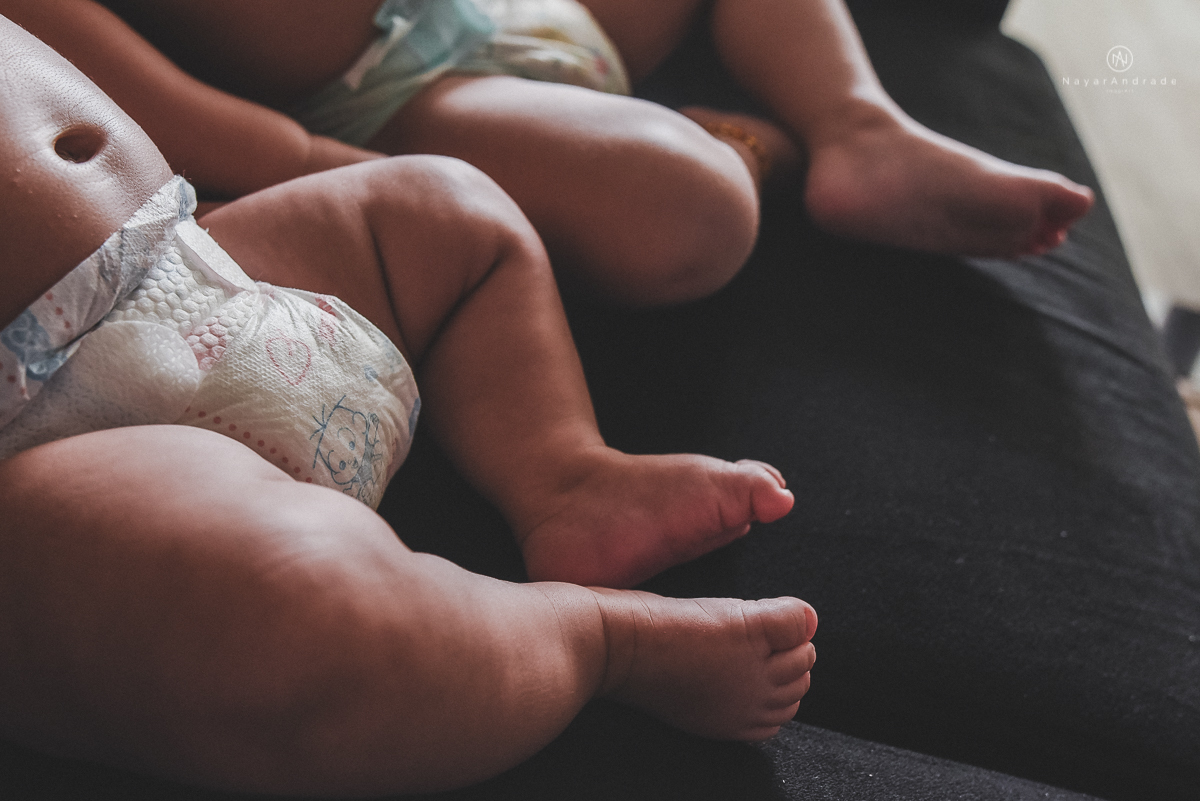 fotos lifestyle de acompanhamento familiar filhos meninos mae e pai mostrando o desenvolvimento natural de uma familia