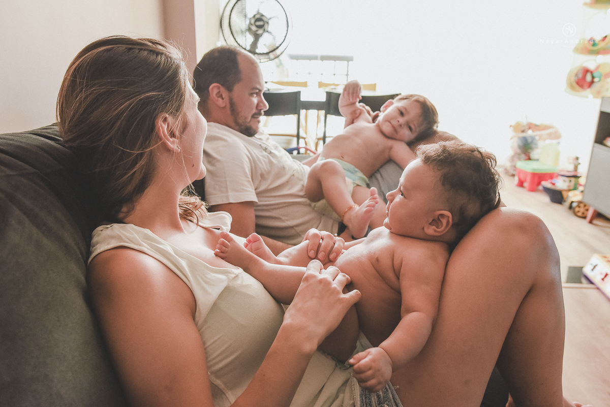 fotos lifestyle de acompanhamento familiar filhos meninos mae e pai mostrando o desenvolvimento natural de uma familia