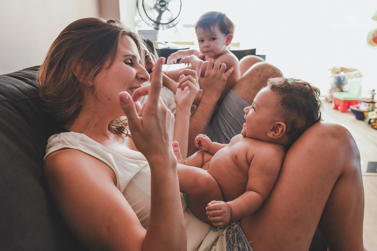 fotos lifestyle de acompanhamento familiar filhos meninos mae e pai mostrando o desenvolvimento natural de uma familia