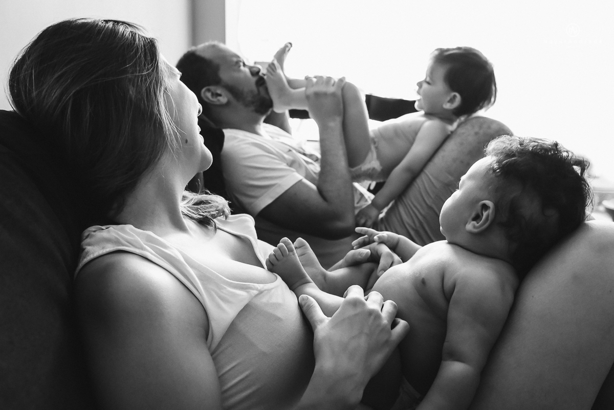 fotos lifestyle de acompanhamento familiar filhos meninos mae e pai mostrando o desenvolvimento natural de uma familia