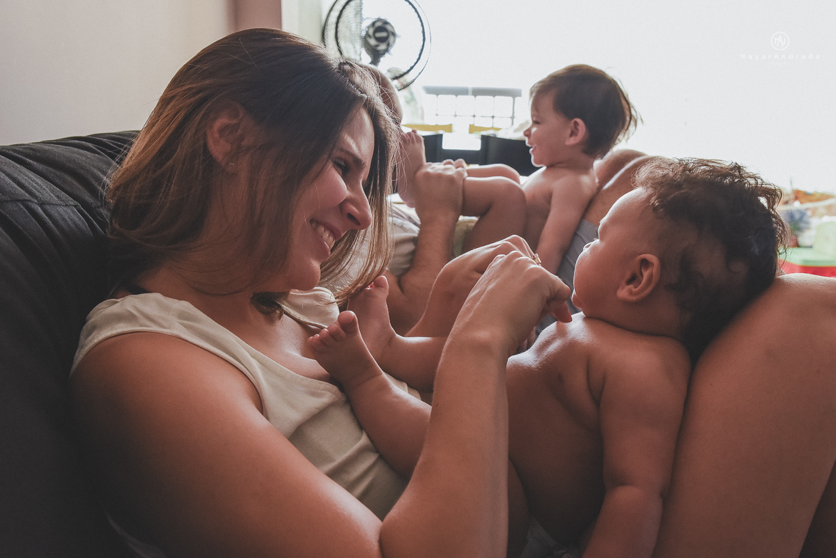 fotos lifestyle de acompanhamento familiar filhos meninos mae e pai mostrando o desenvolvimento natural de uma familia