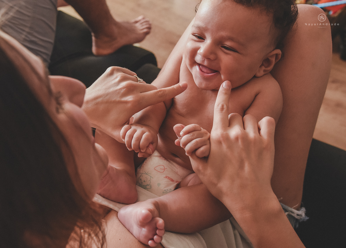 fotos lifestyle de acompanhamento familiar filhos meninos mae e pai mostrando o desenvolvimento natural de uma familia