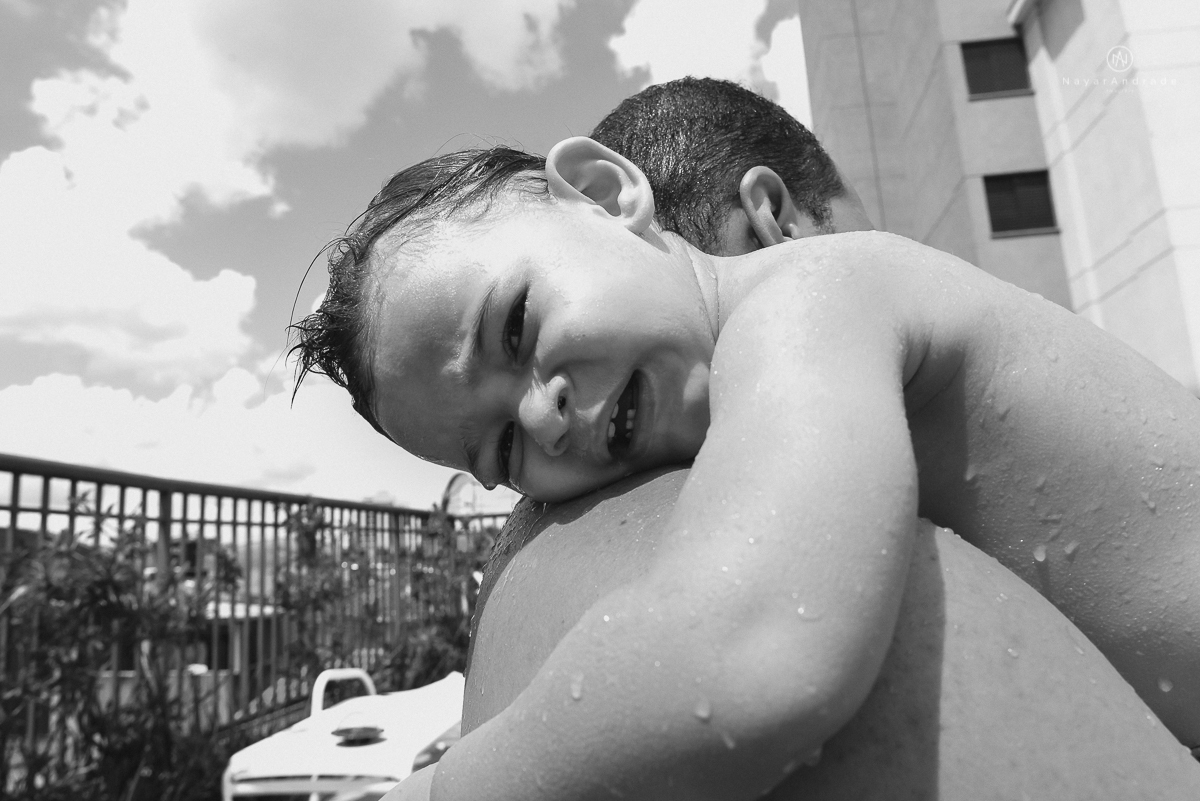 fotos lifestyle de acompanhamento familiar filhos meninos mae e pai mostrando o desenvolvimento natural de uma familia