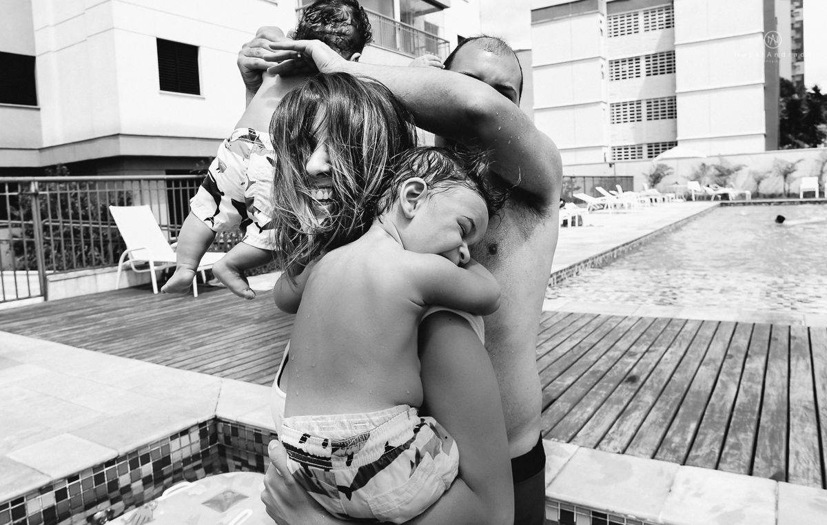 fotos lifestyle de acompanhamento familiar filhos meninos mae e pai mostrando o desenvolvimento natural de uma familia