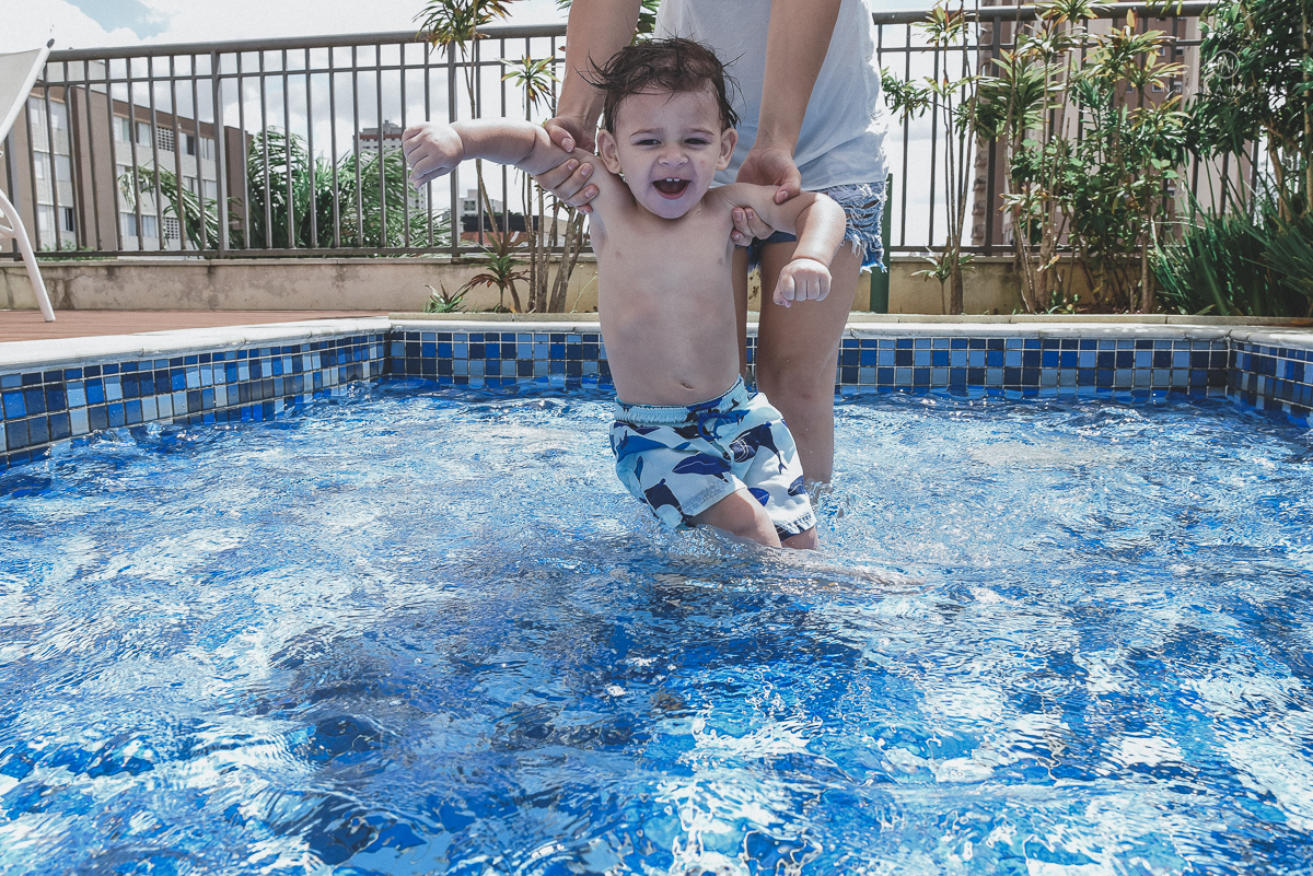fotos lifestyle de acompanhamento familiar filhos meninos mae e pai mostrando o desenvolvimento natural de uma familia