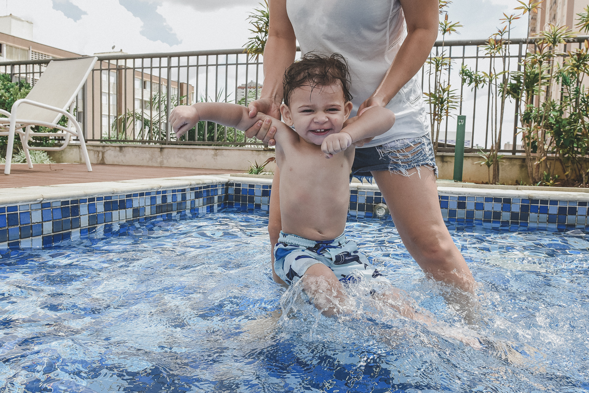 fotos lifestyle de acompanhamento familiar filhos meninos mae e pai mostrando o desenvolvimento natural de uma familia