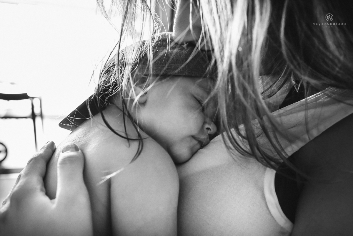 fotos lifestyle de acompanhamento familiar filhos meninos mae e pai mostrando o desenvolvimento natural de uma familia