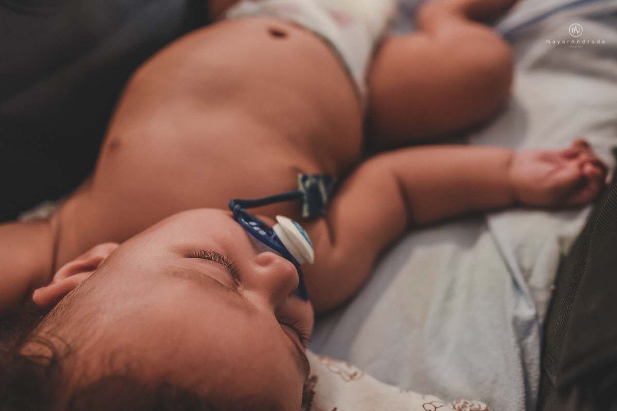 fotos lifestyle de acompanhamento familiar filhos meninos mae e pai mostrando o desenvolvimento natural de uma familia