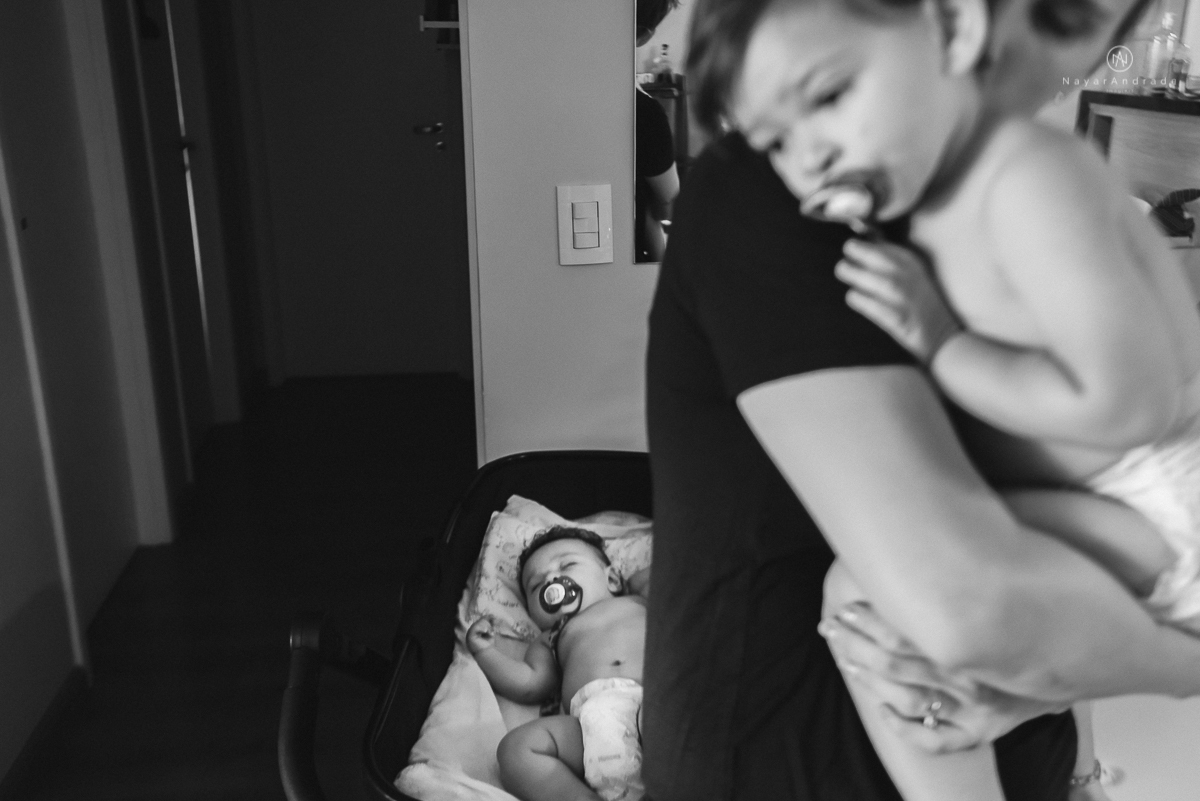 fotos lifestyle de acompanhamento familiar filhos meninos mae e pai mostrando o desenvolvimento natural de uma familia