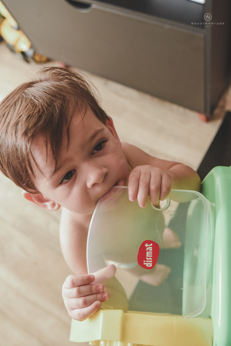 fotos lifestyle de acompanhamento familiar filhos meninos mae e pai mostrando o desenvolvimento natural de uma familia