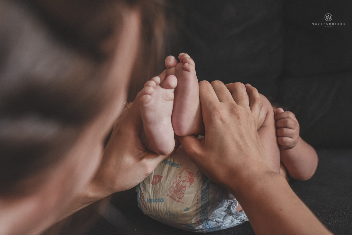 fotos lifestyle de acompanhamento familiar filhos meninos mae e pai mostrando o desenvolvimento natural de uma familia