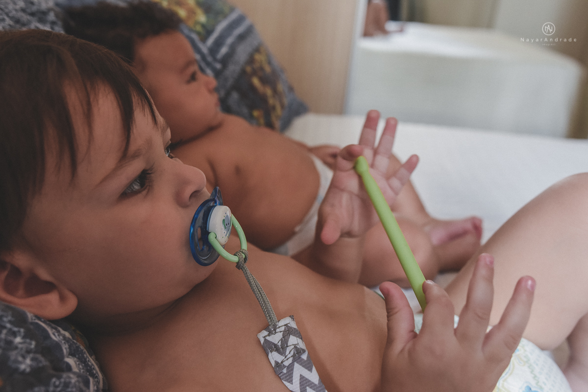 fotos lifestyle de acompanhamento familiar filhos meninos mae e pai mostrando o desenvolvimento natural de uma familia