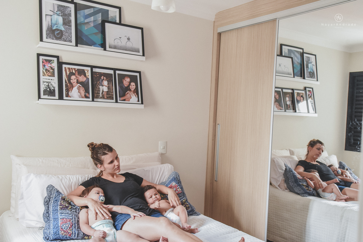 fotos lifestyle de acompanhamento familiar filhos meninos mae e pai mostrando o desenvolvimento natural de uma familia