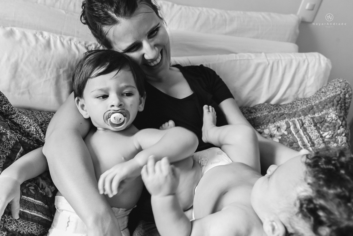 fotos lifestyle de acompanhamento familiar filhos meninos mae e pai mostrando o desenvolvimento natural de uma familia