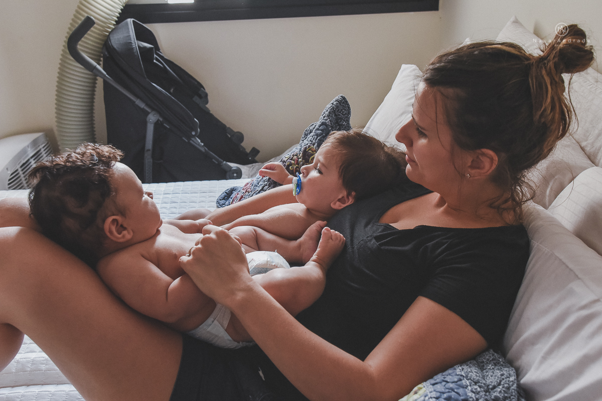 fotos lifestyle de acompanhamento familiar filhos meninos mae e pai mostrando o desenvolvimento natural de uma familia