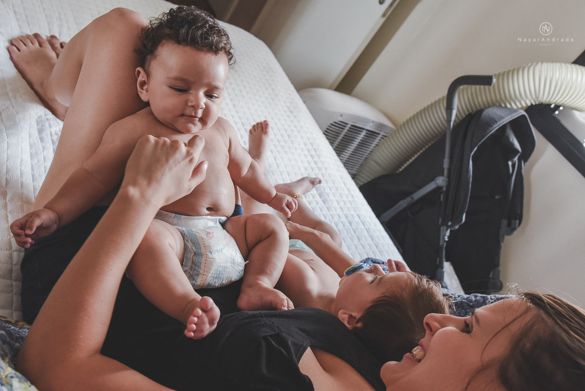 fotos lifestyle de acompanhamento familiar filhos meninos mae e pai mostrando o desenvolvimento natural de uma familia