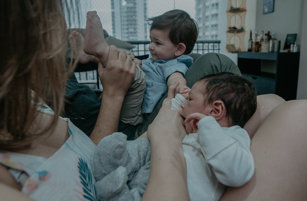 fotos lifestyle de acompanhamento familiar filhos meninos mae e pai mostrando o desenvolvimento natural de uma familia