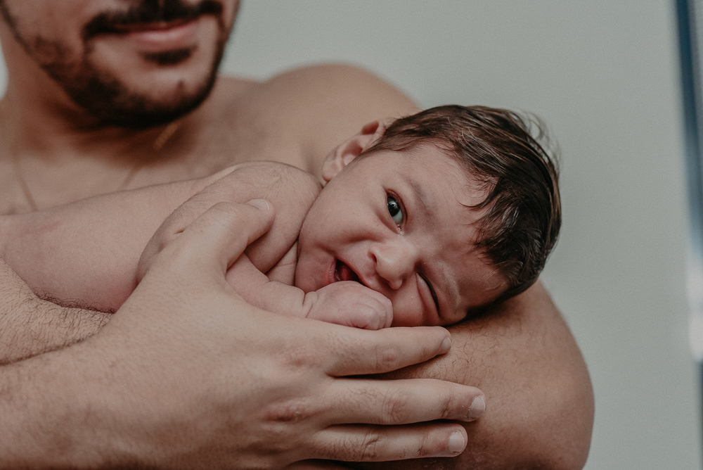 fotos lifestyle de acompanhamento familiar filhos meninos mae e pai mostrando o desenvolvimento natural de uma familia