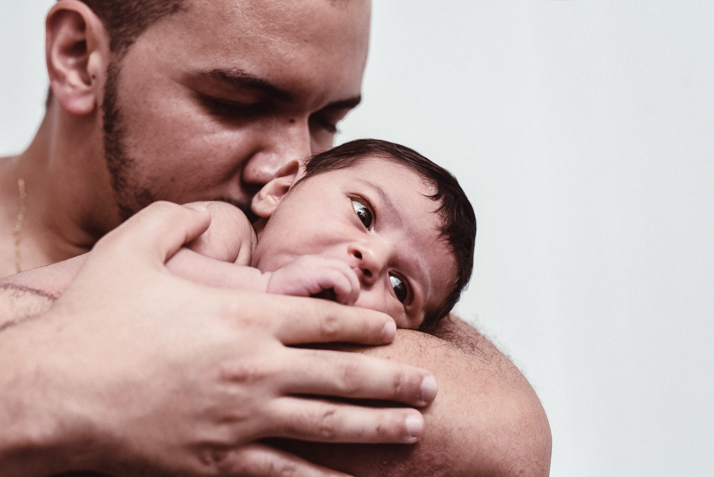 fotos lifestyle de acompanhamento familiar filhos meninos mae e pai mostrando o desenvolvimento natural de uma familia
