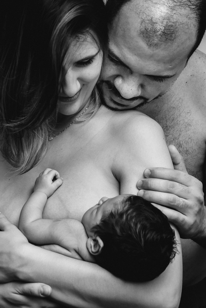 fotos lifestyle de acompanhamento familiar filhos meninos mae e pai mostrando o desenvolvimento natural de uma familia