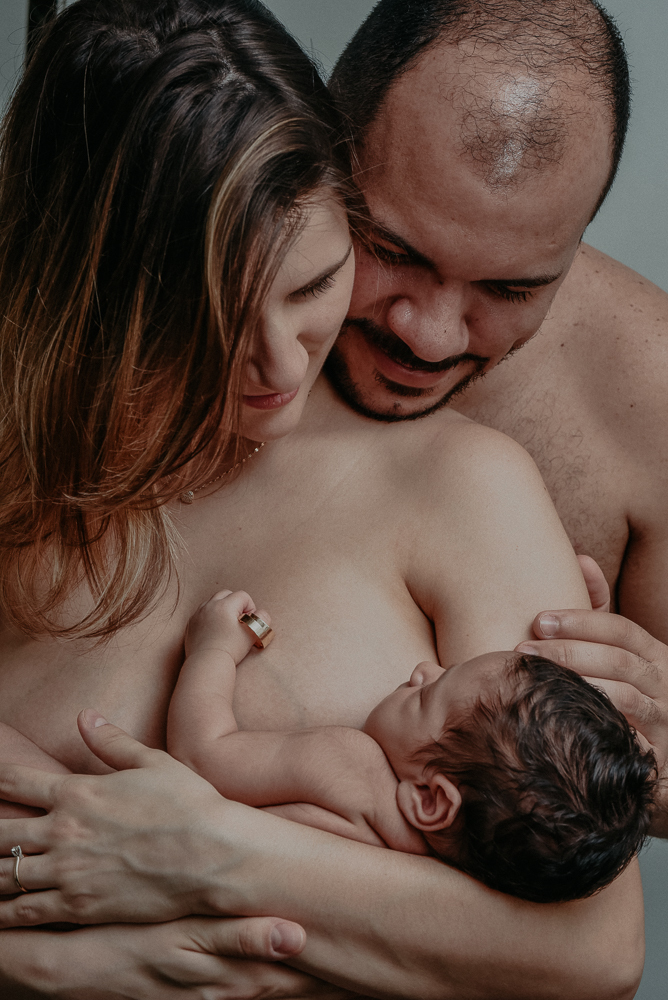 fotos lifestyle de acompanhamento familiar filhos meninos mae e pai mostrando o desenvolvimento natural de uma familia