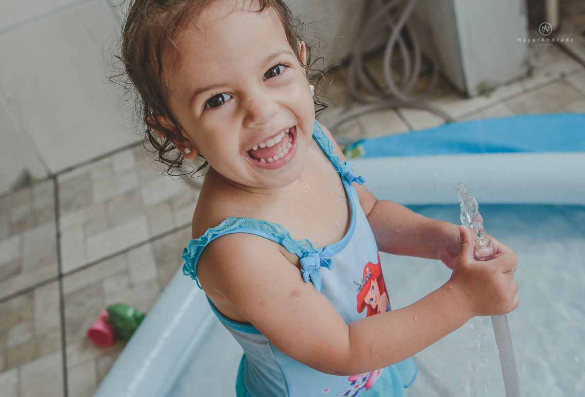banho de piscina e mangueira na casa da vovo  com direito a espuma e sabao ensaio infantil lifestyle