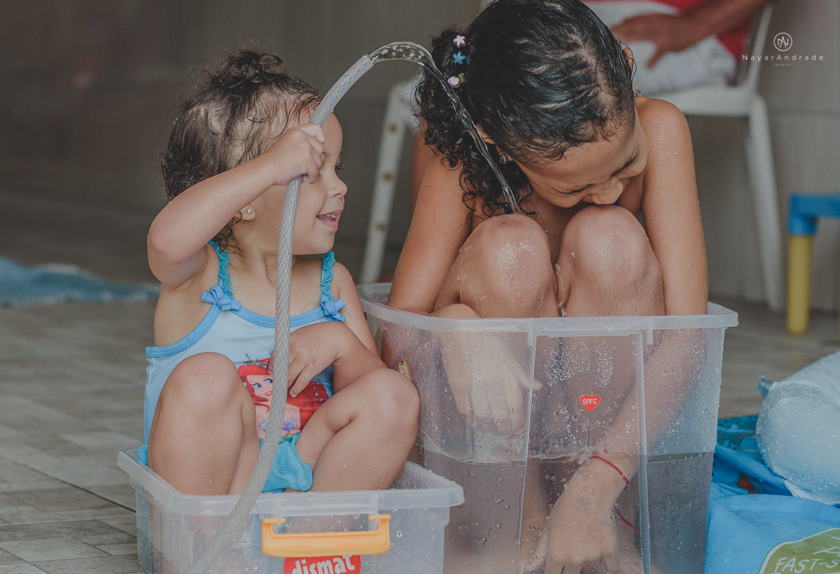 banho de piscina e mangueira na casa da vovo  com direito a espuma e sabao ensaio infantil lifestyle
