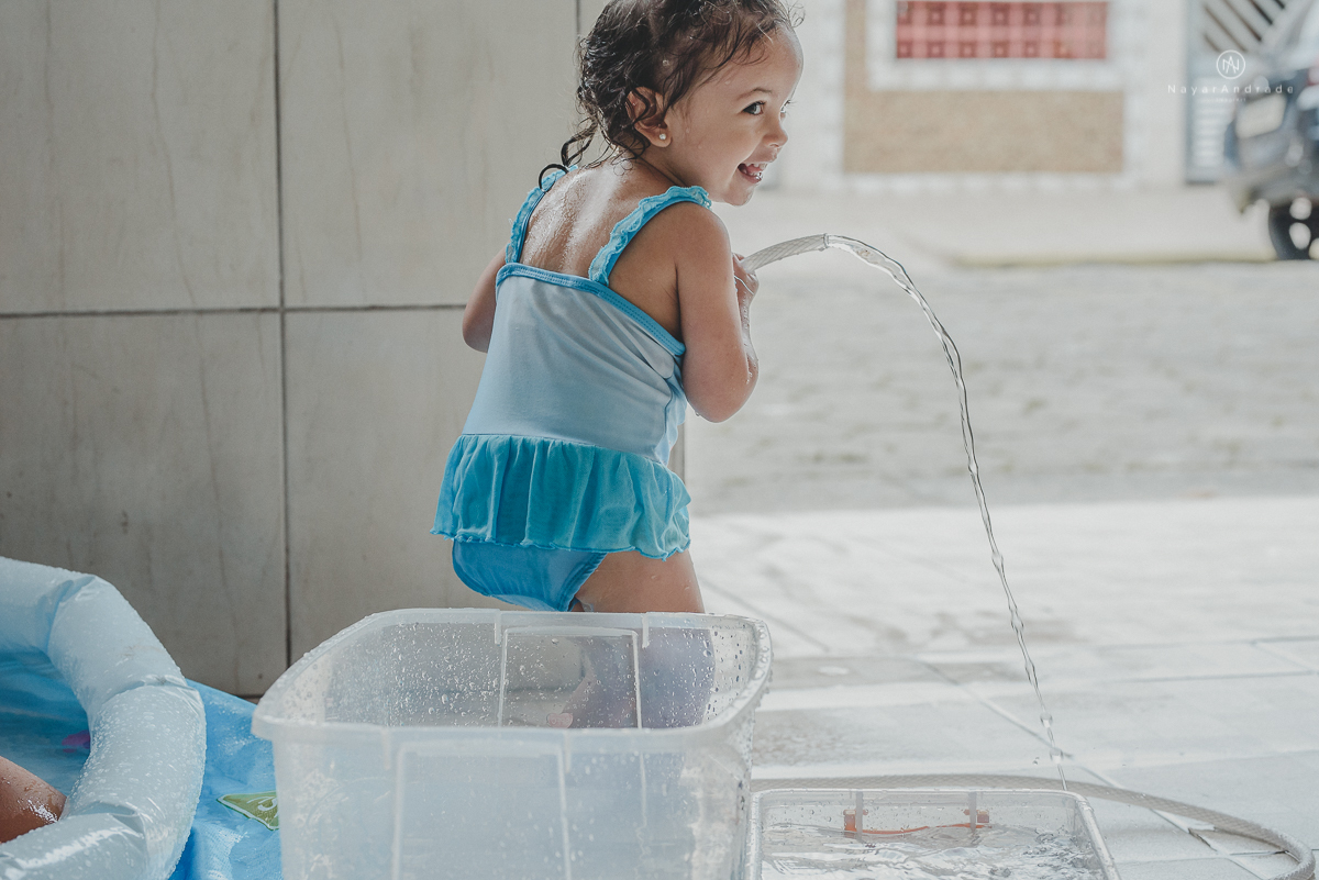 banho de piscina e mangueira na casa da vovo  com direito a espuma e sabao ensaio infantil lifestyle
