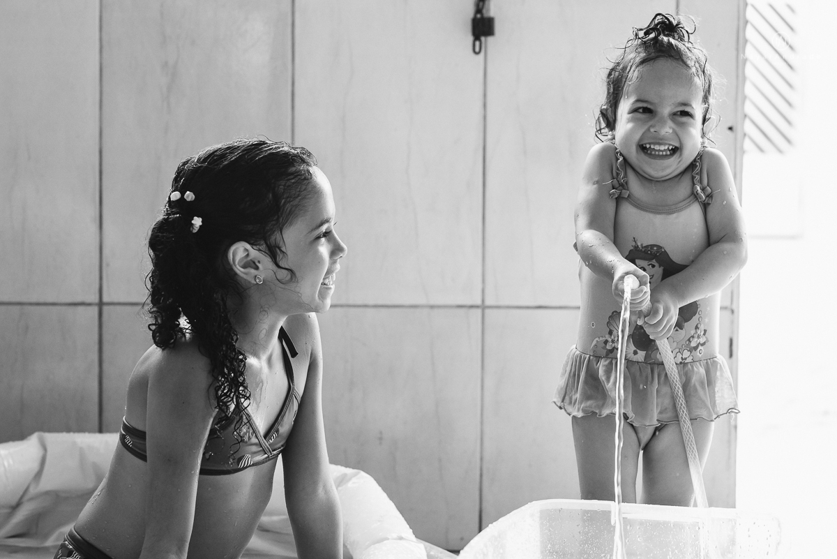 banho de piscina e mangueira na casa da vovo  com direito a espuma e sabao ensaio infantil lifestyle