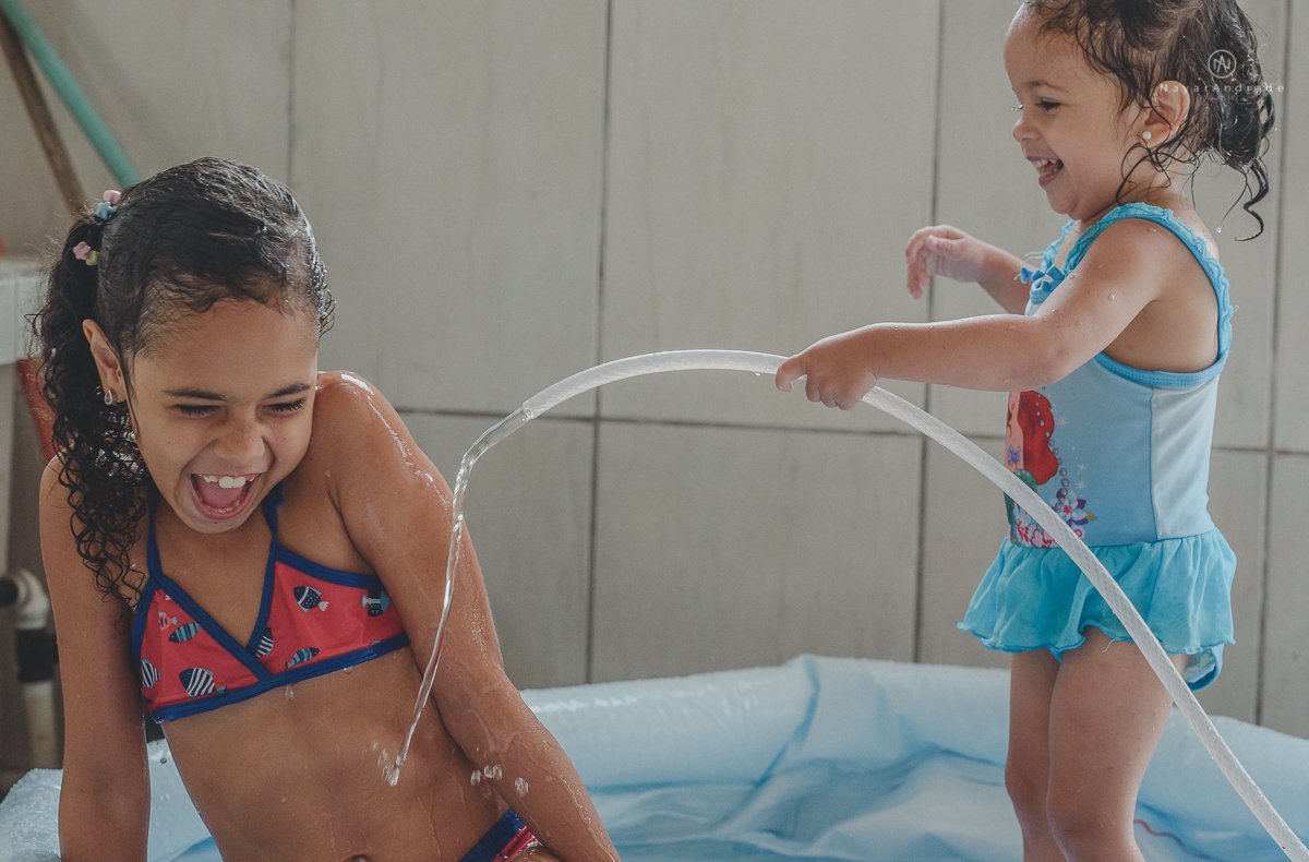 banho de piscina e mangueira na casa da vovo  com direito a espuma e sabao ensaio infantil lifestyle