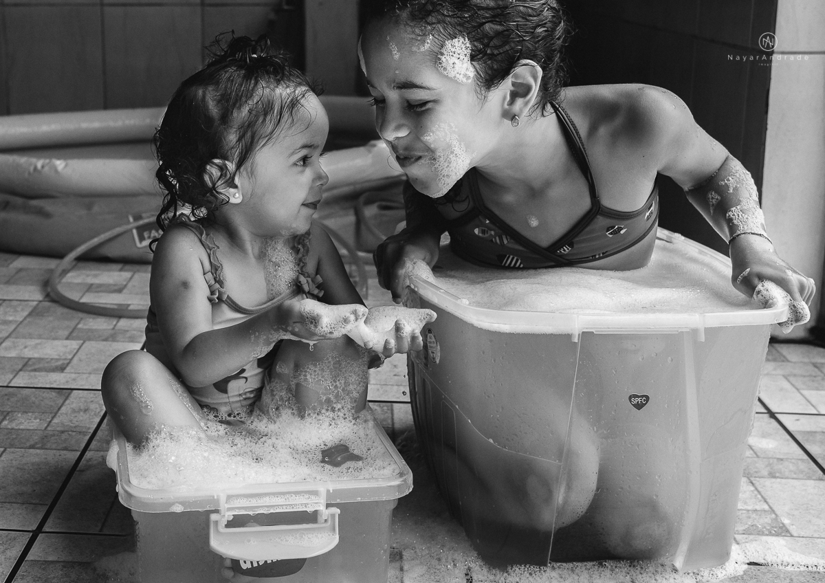 banho de piscina e mangueira na casa da vovo  com direito a espuma e sabao ensaio infantil lifestyle