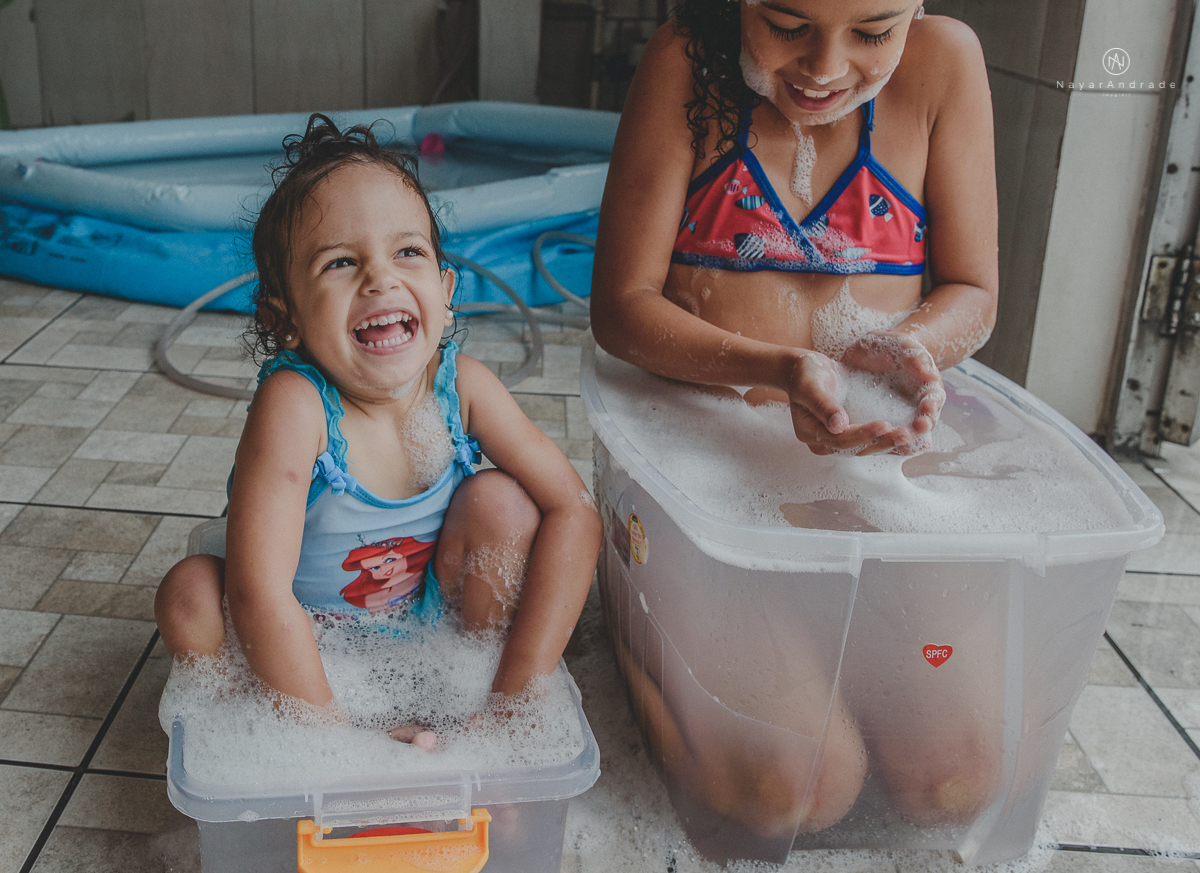 banho de piscina e mangueira na casa da vovo  com direito a espuma e sabao ensaio infantil lifestyle