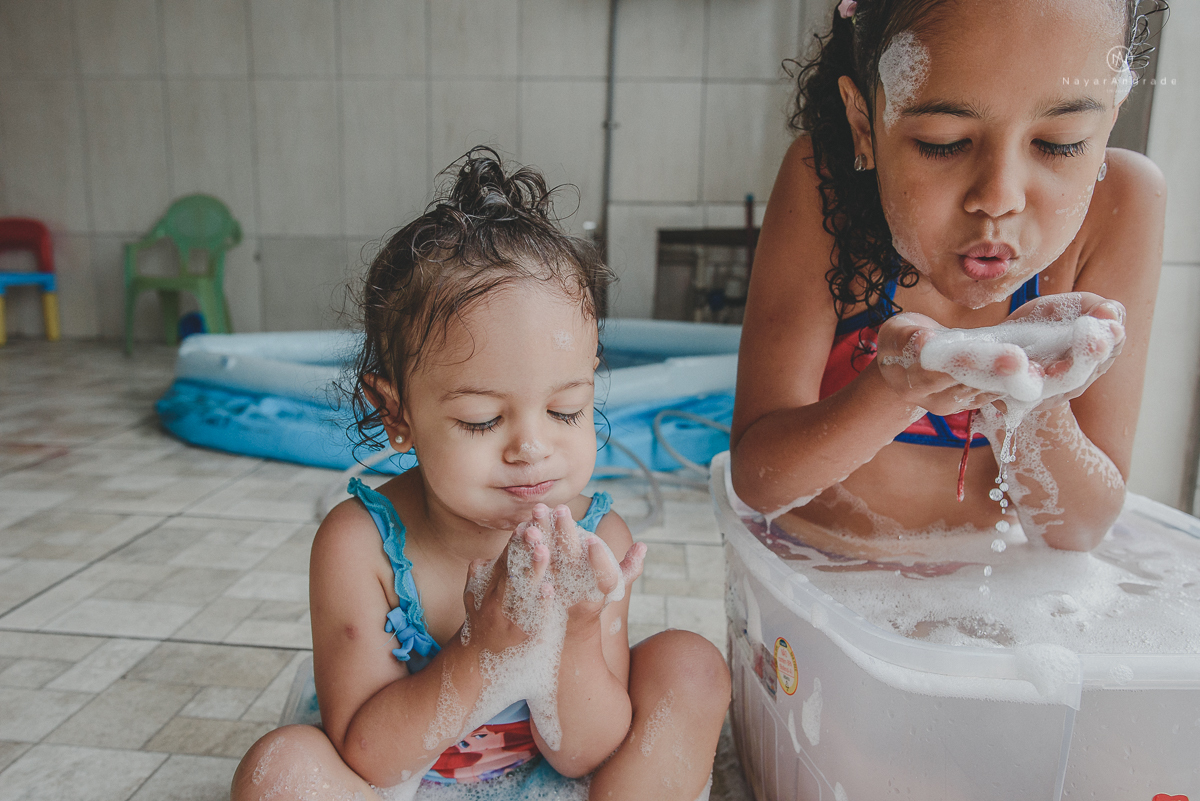 banho de piscina e mangueira na casa da vovo  com direito a espuma e sabao ensaio infantil lifestyle